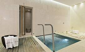 Thermalwasserpool und Blick auf Dampfbad in der Private Spa Suite
