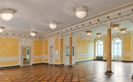 Historischer Limmatsaal in gelb mit Holzparkett 