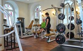 Trainerin und Gast im Fitness 