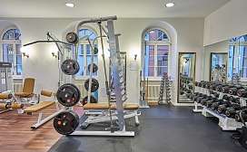 Fitness im Limmathof Baden mit Gewichten und Sportgeraeten