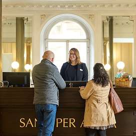 Empfang im historischen Gebäude mit Gästen und einem Teammitglied