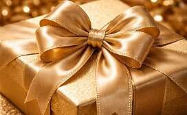 Luxurioes verpacktes Geschenk mit goldener Schleife