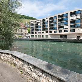 Blick auf den Fluss und Boutique Design Gebäude im Hintergrund