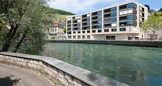 Blick auf den Fluss und Boutique Design Gebäude im Hintergrund