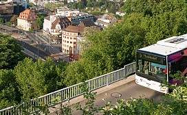 Bus faehrt in Baederquartier von Baden 