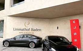 Zwei schwarze Teslas vor dem Hotelgebaeude 