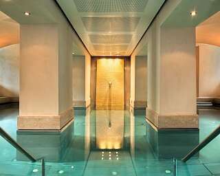 Wellnessoase Novum Spa Limmathof Baden mit schöner Goldwand
