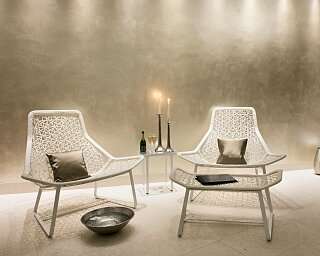 Weisse Designerstuehle in der Private Spa Suite 