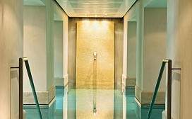 Goldwand in der Wellnessoase Novum Spa hinter Nackendusche