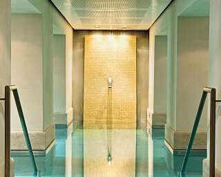 Goldwand hinter dem Thermalwasserpool 