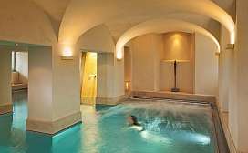 Thermalwasserpool und Blick auf die Goldwand