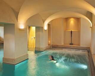 Thermalwasserpool und Blick auf die Goldwand