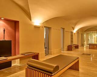 Gang mit Liegemöglichkeiten in der Wellnessoase Novum Spa