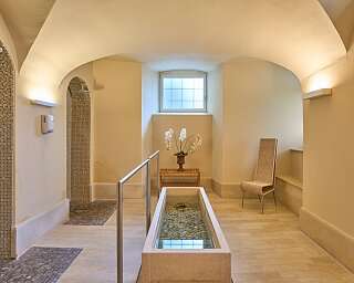 Kleines Kaltbad in der Sauna mit Orchidee im Hintergrund