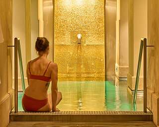 Sprudelliege im Thermalwasserpool im Limmathof Baden