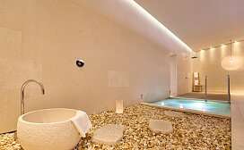 Blick in eine der stylischen Private Spa Suiten