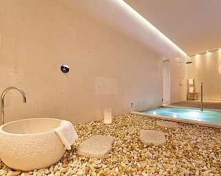 Kneippbecken und Thermalwasserpool in der Private Spa Suite