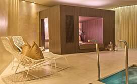 Thermalwasserpool und Blick auf Dampfbad in der Private Spa Suite