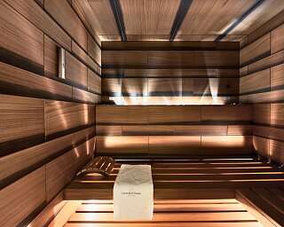 Saune in Holzoptik in der Private Spa Suite Diamant