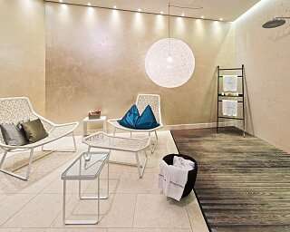 Private Spa Suite mit Designerlampe und Sitzecke zum Entspannen