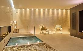 Private Spa Suite Diamant mit schöner Beleuchtung und Thermalwasserbecken