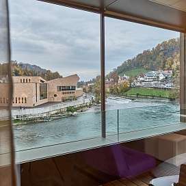 Blick vom Balkon auf die Limmat und das Thermalbad Fortyseven 