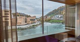 Blick vom Balkon auf die Limmat und das Thermalbad Fortyseven 