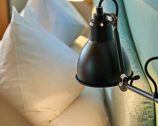 Schwarze Designerlampe im Studio vom Limmathof Baden 