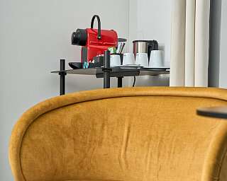 Gelber Sessel im Designzimmer vom Limmathof Baden