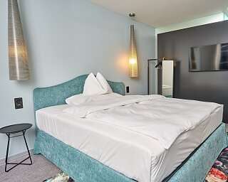 Boxspringbett im Designzimmer vom Limmathof Baden