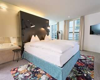 Boxspringbett im Designzimmer vom Limmathof Baden